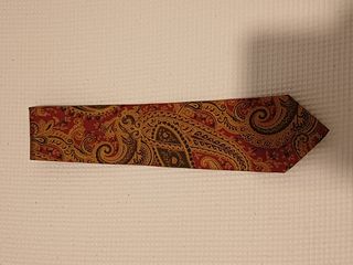 Gravata paisley vermelho e dourado