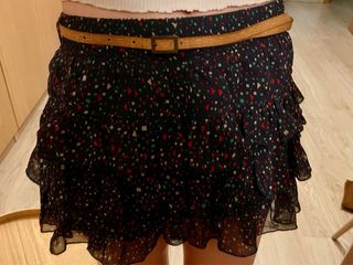 Mini falda azul estampada con volantes. 