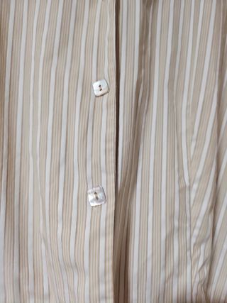 Camisa beige y blanca a rayas