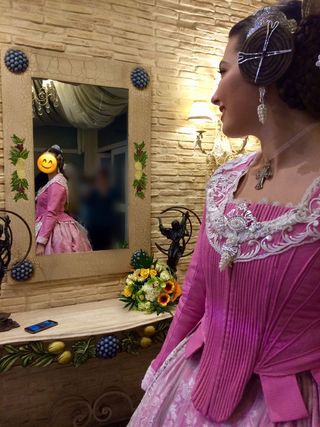 Traje fallera rosa manga larga con manteletas plat