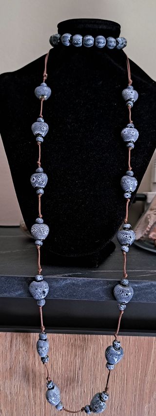 Collana e braccialetto grigio in porcellana 