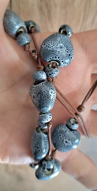 Collana e braccialetto grigio in porcellana 
