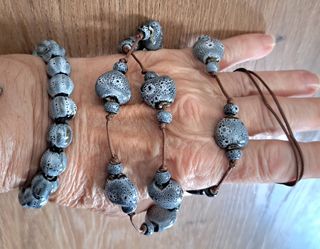 Collana e braccialetto grigio in porcellana 
