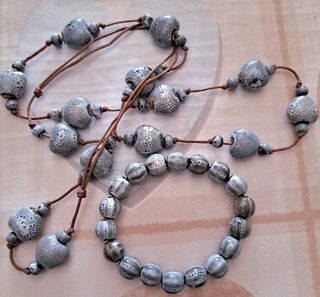 Collana e braccialetto grigio in porcellana 