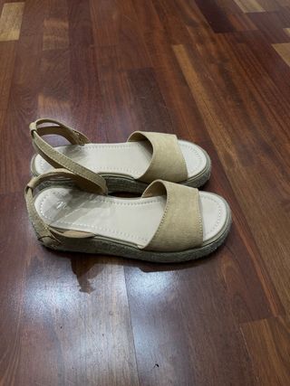 Sandalias cuña beige