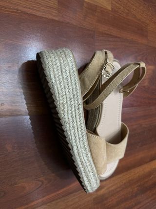 Sandalias cuña beige