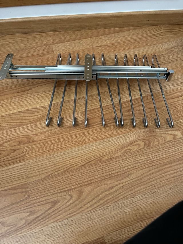 Perchero pantalones armario metálico