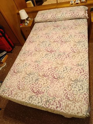 Cama articulada con colchón.