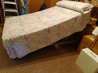 Cama articulada con colchón.