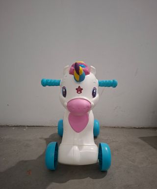 Correpasillos balancín unicornio Clementoni