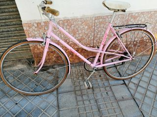 Bicicleta clásica antigua rosa