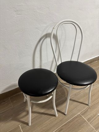 conjunto de silla y taburete blancos