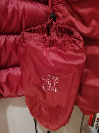 Anorac Chaqueta plumas .Color  rojo UNIQLO 