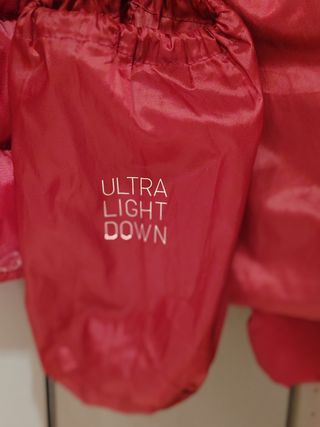 Anorac Chaqueta plumas .Color  rojo UNIQLO 