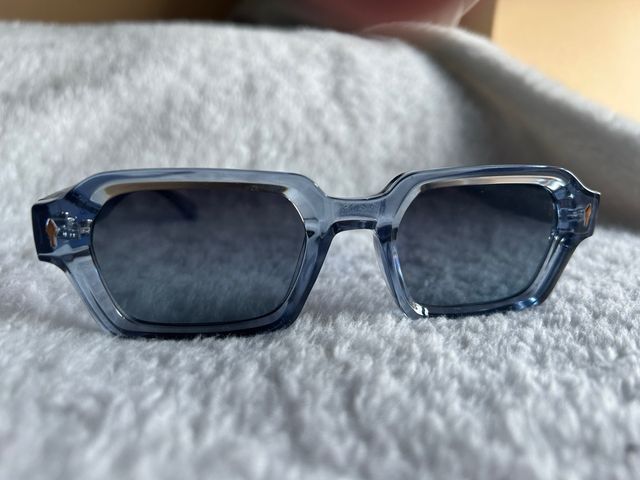 Gafas sol azules transparentes