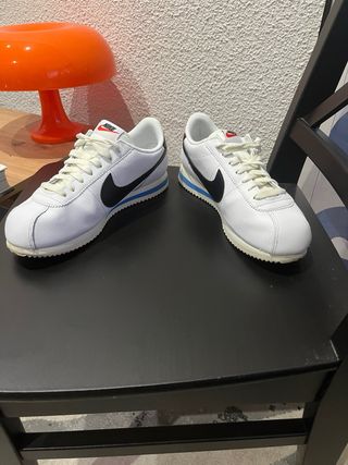 Zapatillas Nike Cortez blancas negras y azules