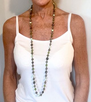 Collar de cuentas en diferentes tonos verdes