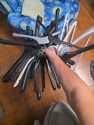 Lote de 35 perchas de plástico 5 euros.