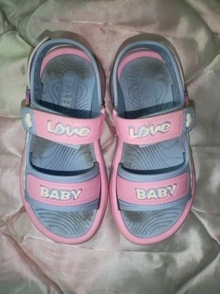 Sandalias niña bebé  de color rosa.
Número: 27.