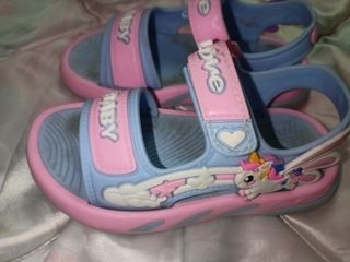 Sandalias niña bebé  de color rosa.
Número: 27.