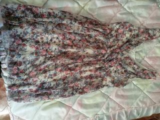 Vestido floral beige y multicolor