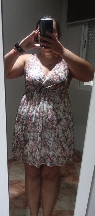 Vestido floral beige y multicolor