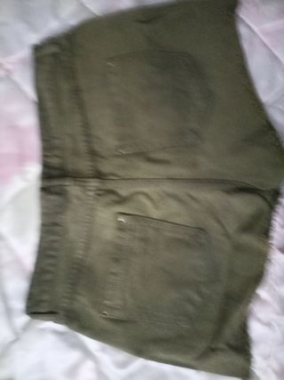 Shorts verde militar.