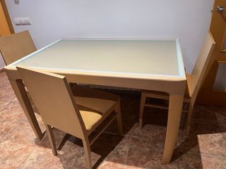 Mesa comedor 4 sillas beige, extensible al doble. 