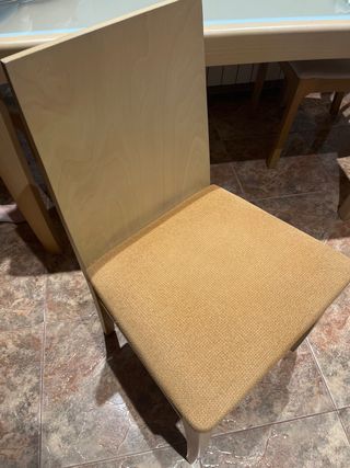 Mesa comedor 4 sillas beige, extensible al doble. 