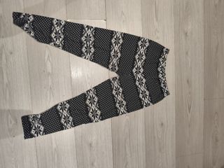 Leggings pretas e brancas