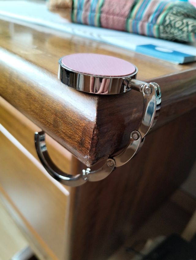 Cuelgabolsos plegable rosa