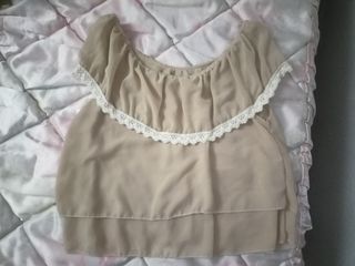 Top corto beige con encaje