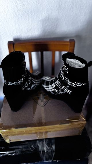 Botines negros y blancos