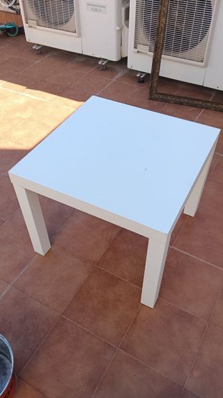 Mesita blanca de madera