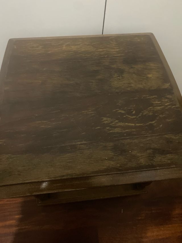 Mesa auxiliar de madera marrón