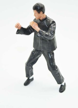 Una collezione di 4pcs di figurine di Bruce Lee