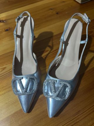 Tacones plateados brillantes