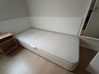 Cama individual blanca con canapé