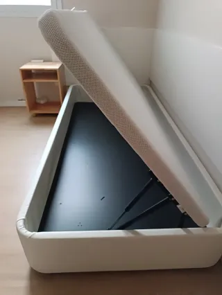 Cama individual blanca con canapé