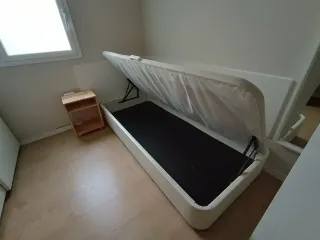 Cama individual blanca con canapé