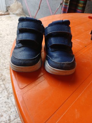 Zapatillas Adidas niño nº 20 dos meses de uso