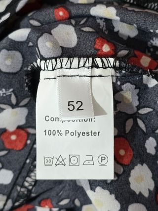 Blusa de manga corta negra floral.