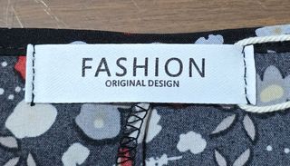 Blusa de manga corta negra floral.