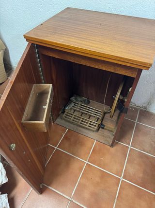 Máquina coser antigua de madera