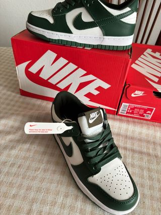 Zapatillas Nike verdes y blancas