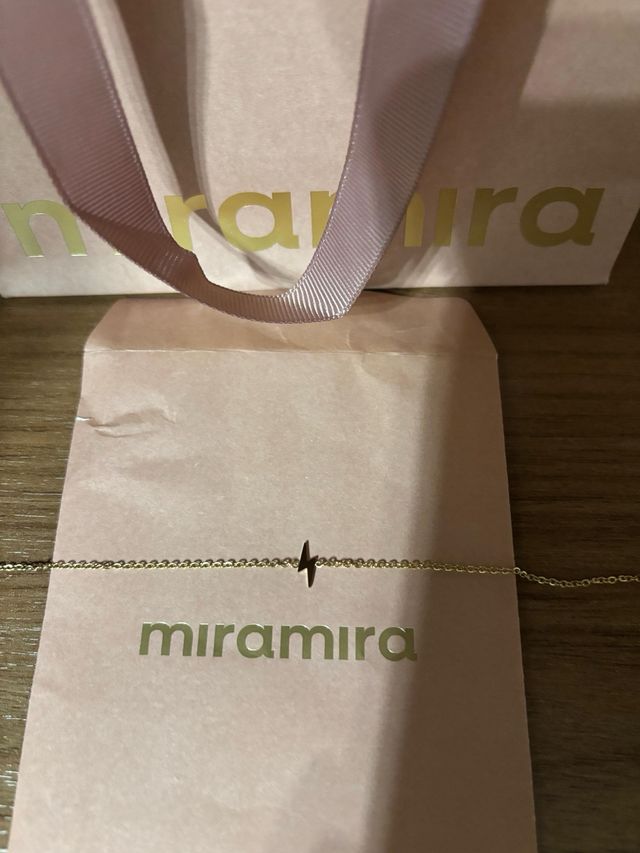 Pulsera Miramira dorada. A estrenar en su caja.