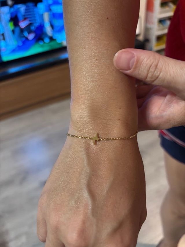 Pulsera Miramira dorada. A estrenar en su caja.