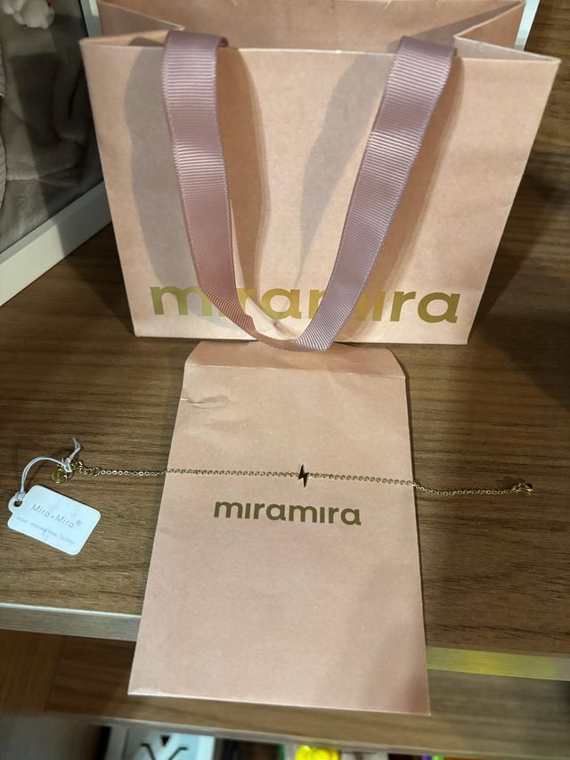 Pulsera Miramira dorada. A estrenar en su caja.