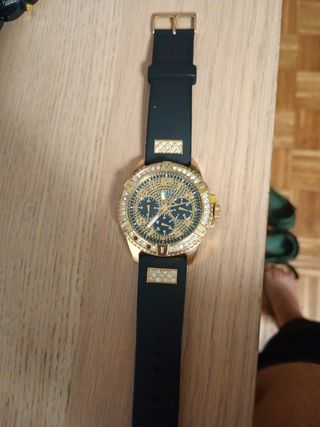 Reloj Guess dorado con pedrería