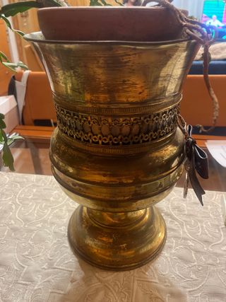 Jarrón antiguo dorado